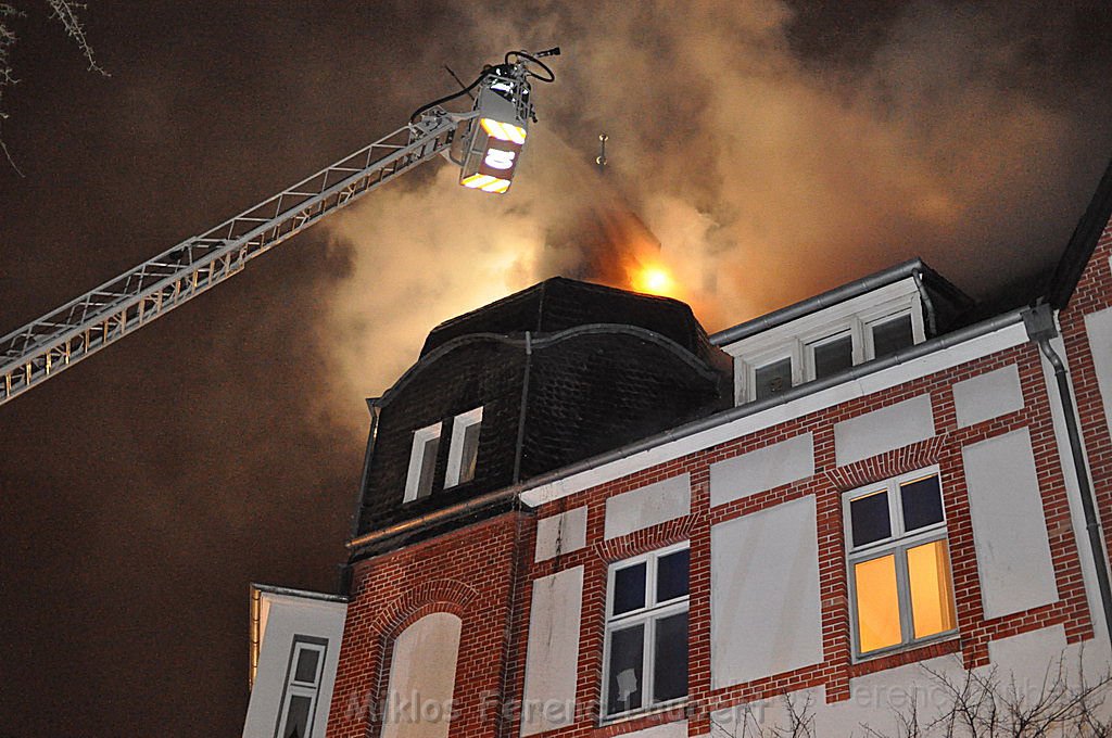 Feuer 3 Dachstuhlbrand Koeln Muelheim Gluecksburgstr P120.JPG